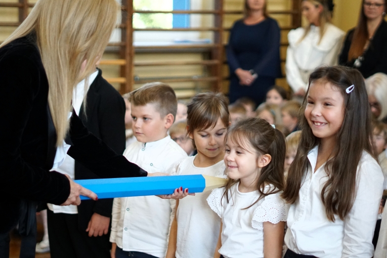 UROCZYSTE �LUBOWANIE KLAS PIERWSZYCH