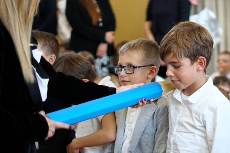 UROCZYSTE �LUBOWANIE KLAS PIERWSZYCH