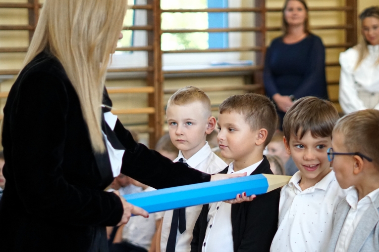 UROCZYSTE �LUBOWANIE KLAS PIERWSZYCH