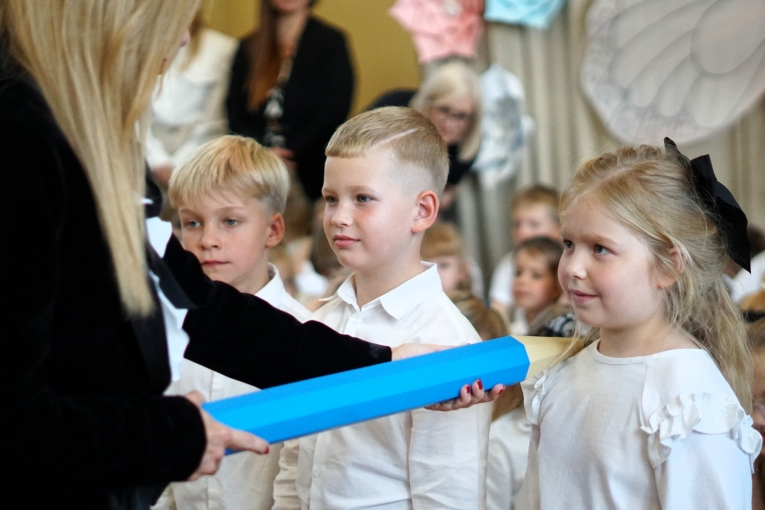 UROCZYSTE �LUBOWANIE KLAS PIERWSZYCH