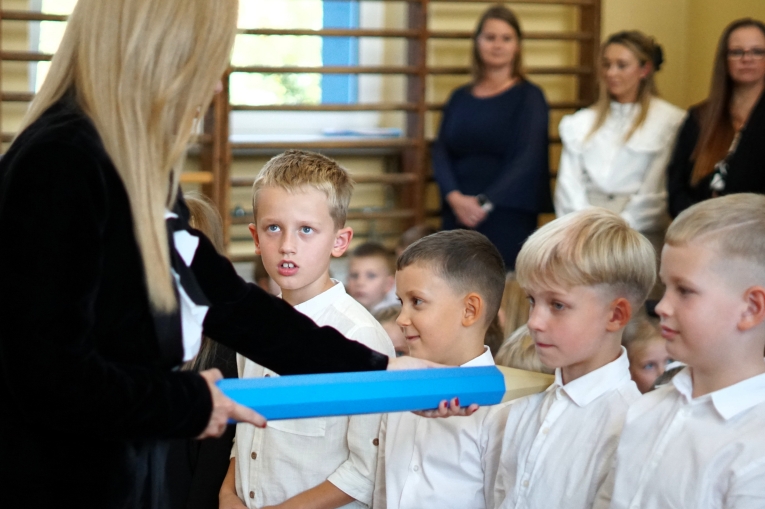 UROCZYSTE �LUBOWANIE KLAS PIERWSZYCH