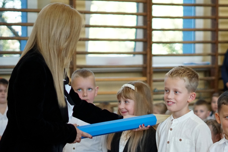 UROCZYSTE �LUBOWANIE KLAS PIERWSZYCH