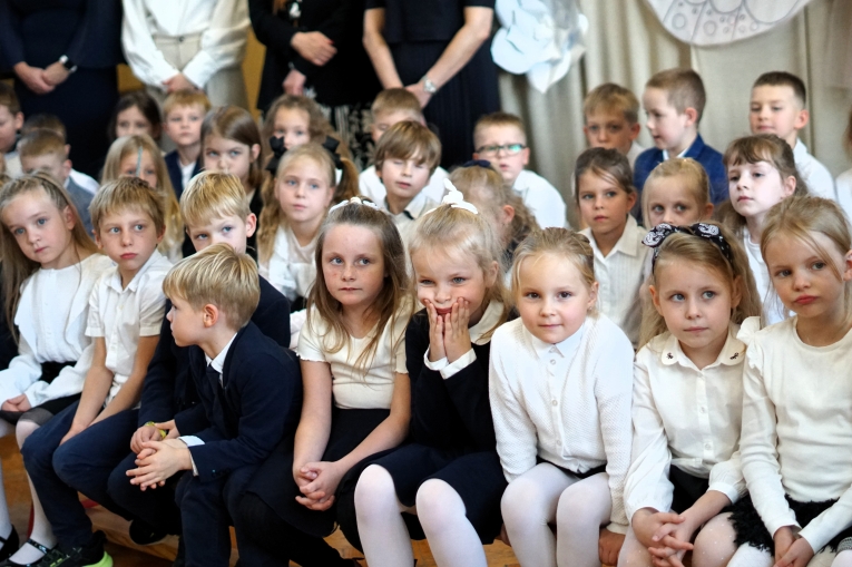 UROCZYSTE �LUBOWANIE KLAS PIERWSZYCH