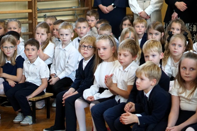 UROCZYSTE �LUBOWANIE KLAS PIERWSZYCH