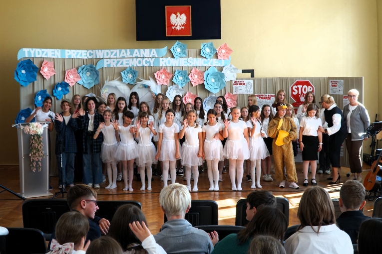 UROCZYSTA INAUGURACJA TYGODNIA PRZECIWDZIA�ANIA PRZEMOCY R�WIE�NICZEJ Z UDZIA�EM ��DZKIEGO KURATORA O�WIATY