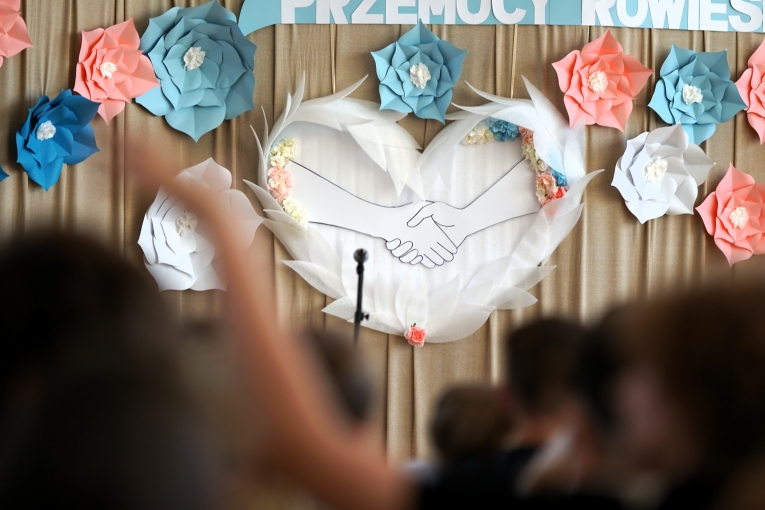 UROCZYSTA INAUGURACJA TYGODNIA PRZECIWDZIA�ANIA PRZEMOCY R�WIE�NICZEJ Z UDZIA�EM ��DZKIEGO KURATORA O�WIATY