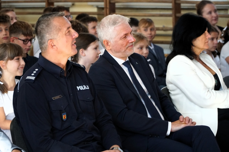 UROCZYSTA INAUGURACJA TYGODNIA PRZECIWDZIA�ANIA PRZEMOCY R�WIE�NICZEJ Z UDZIA�EM ��DZKIEGO KURATORA O�WIATY