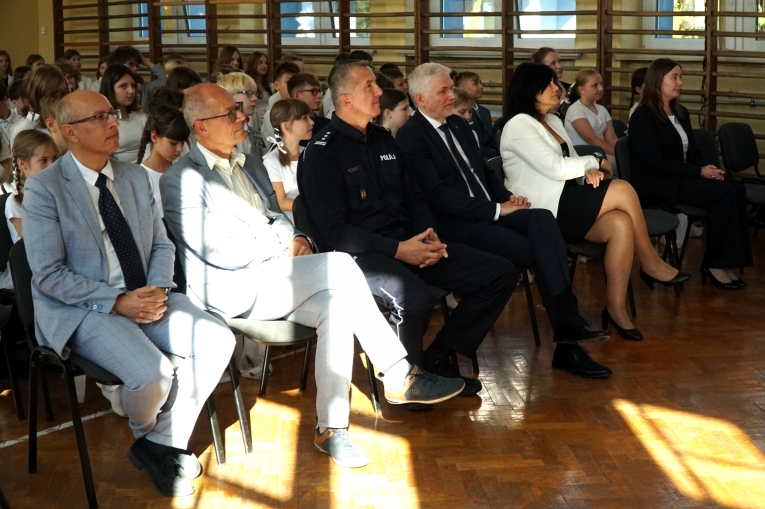 UROCZYSTA INAUGURACJA TYGODNIA PRZECIWDZIA�ANIA PRZEMOCY R�WIE�NICZEJ Z UDZIA�EM ��DZKIEGO KURATORA O�WIATY