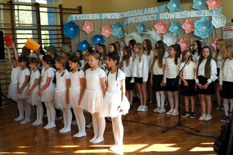UROCZYSTA INAUGURACJA TYGODNIA PRZECIWDZIA�ANIA PRZEMOCY R�WIE�NICZEJ Z UDZIA�EM ��DZKIEGO KURATORA O�WIATY