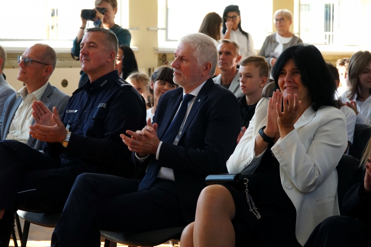 UROCZYSTA INAUGURACJA TYGODNIA PRZECIWDZIA�ANIA PRZEMOCY R�WIE�NICZEJ Z UDZIA�EM ��DZKIEGO KURATORA O�WIATY