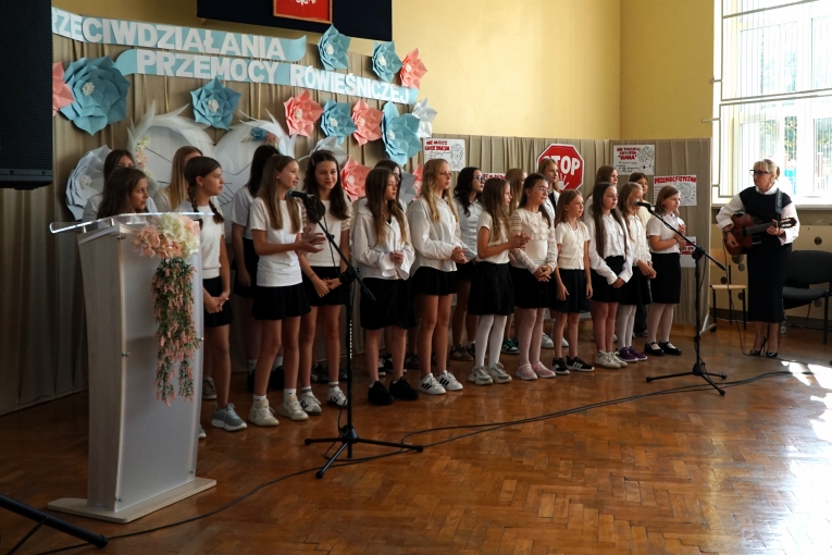 UROCZYSTA INAUGURACJA TYGODNIA PRZECIWDZIA�ANIA PRZEMOCY R�WIE�NICZEJ Z UDZIA�EM ��DZKIEGO KURATORA O�WIATY
