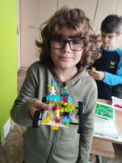 Dzieci z klasy 3d podczas zajęć technicznych wykorzystują klocki Lego.