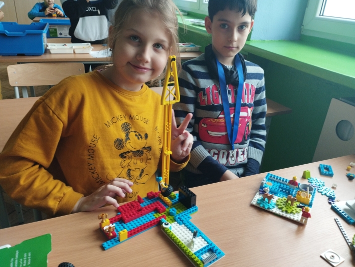 Dzieci z klasy 3d podczas zajęć technicznych wykorzystują klocki Lego.